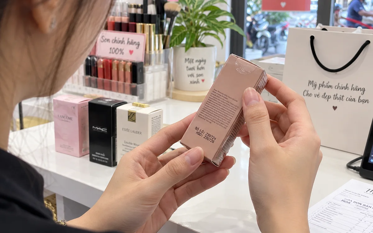 -d3"] Son tint Chất son nhẹ, bám màu tốt, phù hợp trang điểm hằng ngày. Phấn trang điểm Phấn nền, phấn phủ và má hồng giúp lớp nền mịn, đều màu, lâu trôi. [col span="3" s